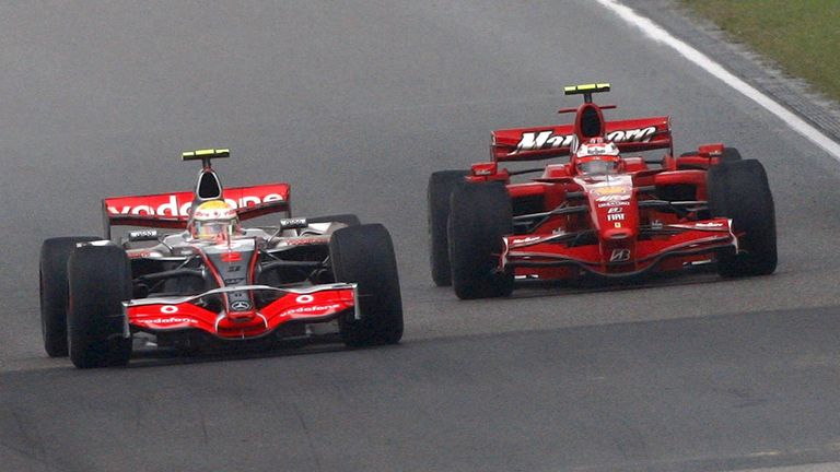 2007: Lewis Hamilton (l., McLaren) 1 Punkt vor Kimi Räikkönen (Ferrari)