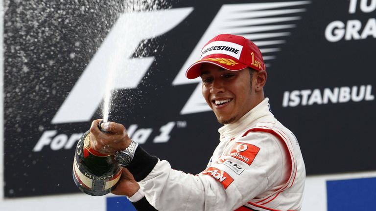 Lewis Hamilton schnappte sich 2010 im McLaren den Sieg. Sein Teamkollege Jenson Button wurde Zweiter vor Mark Webber im Red Bull.