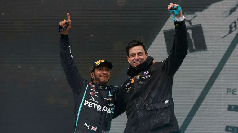Nach neun Jahren Pause wurde 2020 wieder in der Türkei ein F1-Rennen gefahren. Lewis Hamilton sicherte sich mit dem Sieg seinen siebten WM-Titel. Hinter dem Mercedes-Superstar kamen Sergio Perez (Racing Point) und Sebastian Vettel (Ferrari) ins Ziel.
