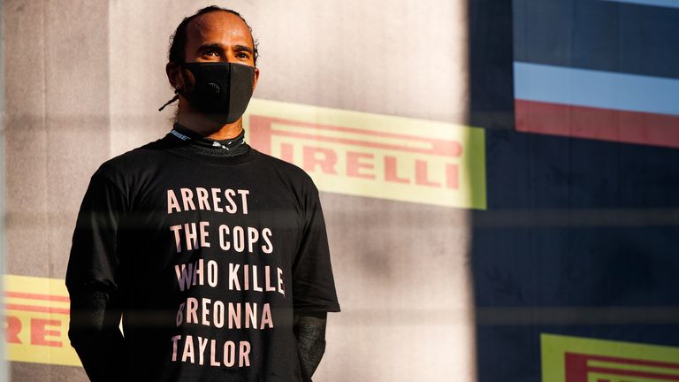 Lewis Hamilton macht mit einem T-Shirt auf den Tod von Breonna Taylor aufmerksam - und fordert, dass die Einsperrung und Verurteilung der Polizisten, die die junge Frau erschossen haben.