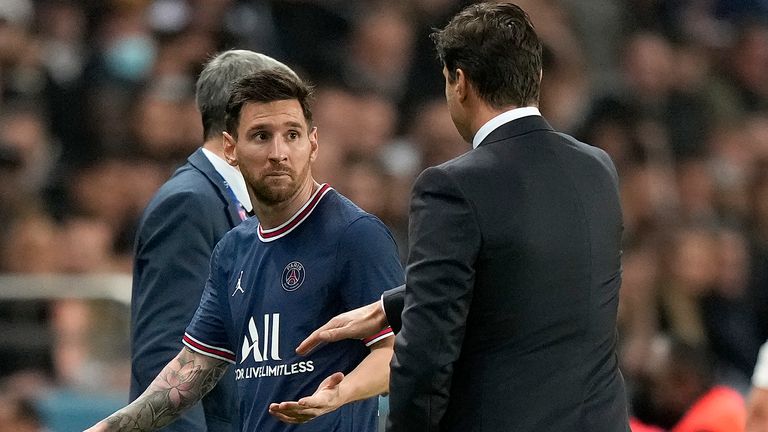 Lionel Messi (links) und PSG-Trainer Mauricio Pochettino im Disput.