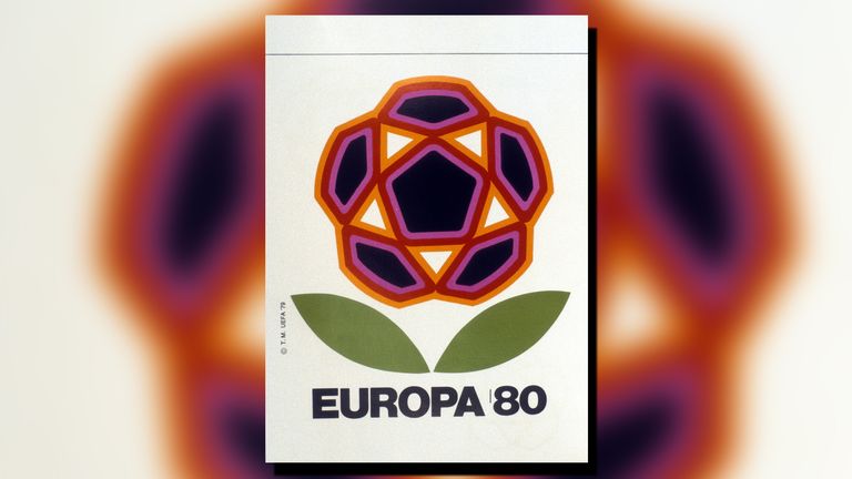 Einzige Ausnahme war die Endrunde 1980 in Italien. Zwar gab es auch bei dieser EM das bekannte Logo im Flaggenstyle, aber zusätzlich ein zweites Logo in Form einer Blume. 