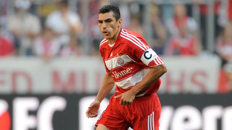 Auf solch gute Leistungen wurde dann auch der FC Bayern aufmerksam und verpflichtete ihn 2004. In seiner ersten Saison spielte er sofort in 32 Bundesligaspielen. Insgesamt drei Meisterschaften stehen nach fünf Jahren in München zu buche.