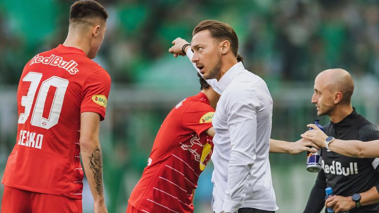 Salzburgs Trainer Matthias Jaissle (mitte) im Gespräch mit Benjamin Sesko.