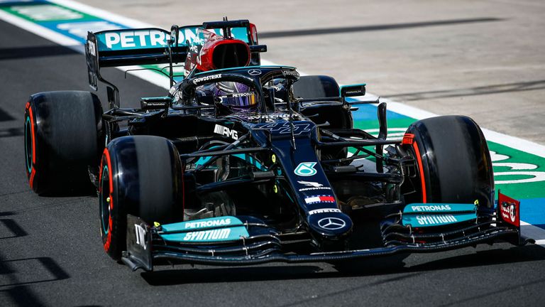Lewis Hamilton ist in der Türkei am Freitag in den beiden Trainingssessions nicht zu schlagen. 