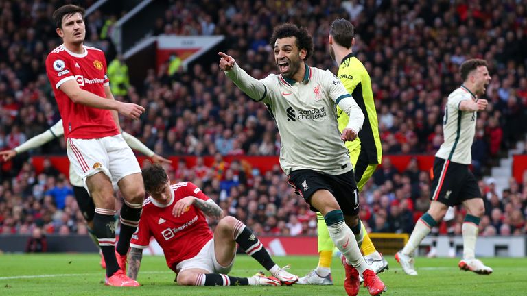 Liverpools Mo Salah (mitte) feiert seinen Dreierpack bei Manchester United.
