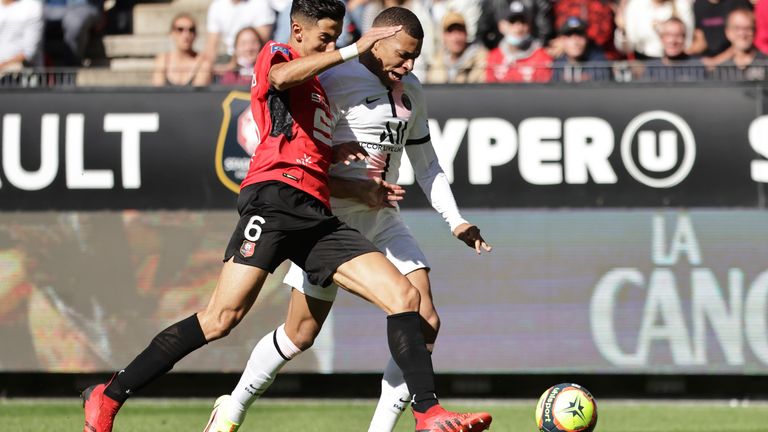 Rennes' Nayef Aguerd (l.) im Duell mit PSG-Superstar Kylian Mbappe.