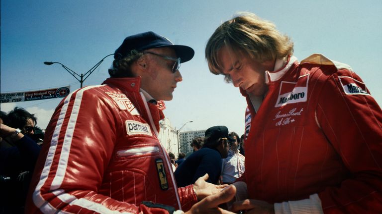 1976: Niki Lauda (l., Ferrari) 1 Punkt vor James Hunt (McLaren)