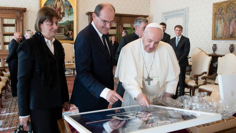 Besonderes Geschenk für Papst Franziskus: Ein handsigniertes Trikot seines Landsmannes Lionel Messi.