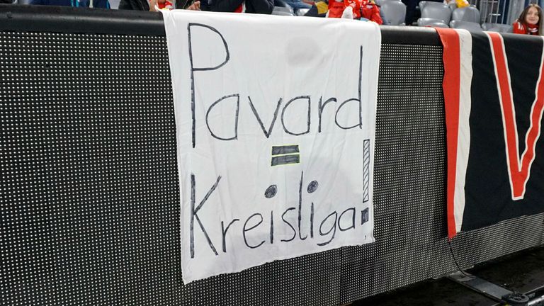 Das Standing von Benjamin Pavard bei den Bayern-Fans hat in letzter Zeit wohl gelitten.