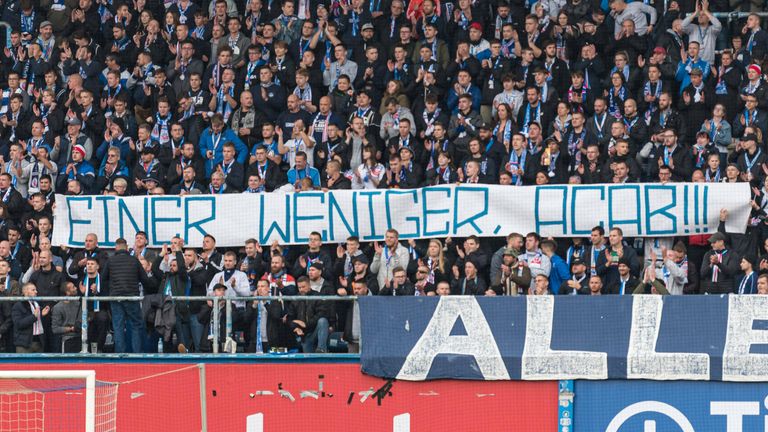 Der DFB ermittel wegen dieses geschmacklosen Plakats gegen Hansa Rostock.
