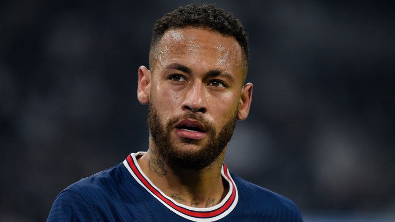 PSG-Star Neymar braucht im Spiel gegen Marseille Polizeischutz beim Ausführen einer Ecke.