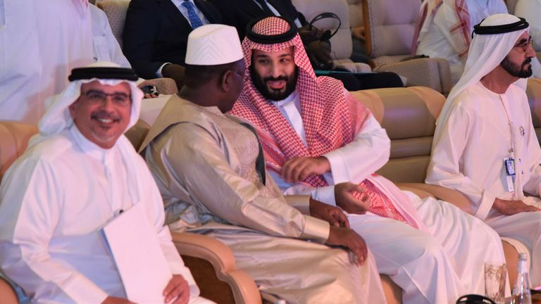 1. SAUDI ARABIA PUBLIC INVESTMENT FUND (NEWCASTLE UNITED): Staatsfonds von Saudi-Arabien. Der aktuelle Vorsitzende ist der Kronprinz Mohammed bin Salman (i.d. Mitte des Bildes). Geschätztes Vermögen: 370 Milliarden Euro. 