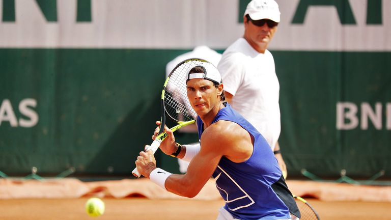Toni Nadal (hinten) glaubt an eine erfolgreiche Rückkehr seines Neffen Rafael auf die ATP-Tour.