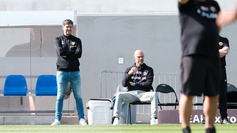 Sport-Geschäftsführer Ralf Becker (l.) bleibt langfristig bei Dynamo Dresden.
