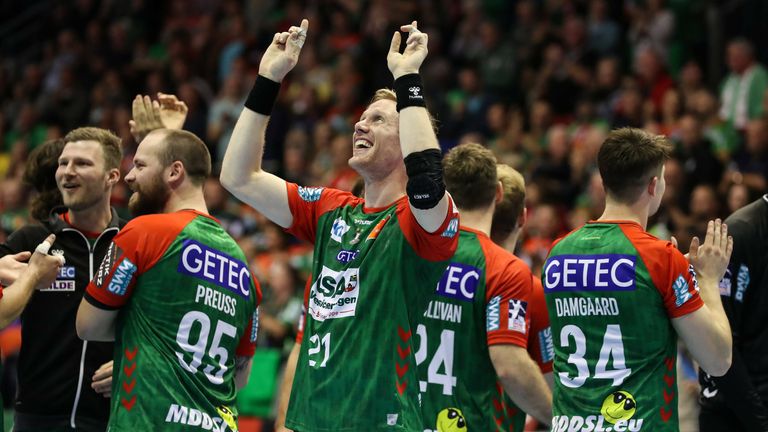 Magnus Gullerud zeigt die derzeitige Marschroute des SC Magdeburg.