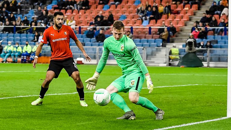 MARKUS SCHUBERT: Der Torhüter hat in der Niederlande bei Vitesse Arnheim einen Stammplatz erobert. In bislang 13 Pflichtspielen hält er drei Mal seinen Kasten sauber. Insgesamt kassiert er 23 Gegentore.