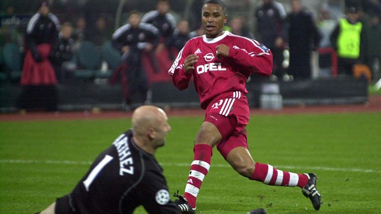 Die gab es dann erst als er 1999 zu den Bayern wechselte. In Seiner ersten Saison erzielte er 13 Tore in 28 Liga-Spielen. Es sollte seine erfolgreichste Spielzeit werden, die unter anderem mit dem Gewinn der Meisterschaft gekrönt wurde. 2002 wechselte er nach Abu Dhabi. 