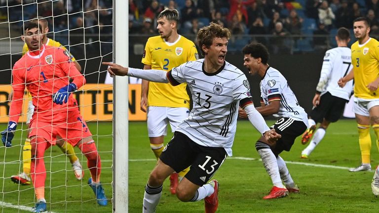 Deutschlands Thomas Müller (vorne) trifft zum 2:1-Siegtreffer gegen Rumänien.