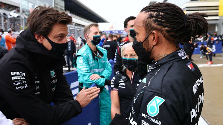 Mercedes-Boss Toto Wolff (l.) und sein Top-Fahrer Lewis Hamilton (r.) suchen noch den passendsten Augenblick für einen Motorwechsel. 