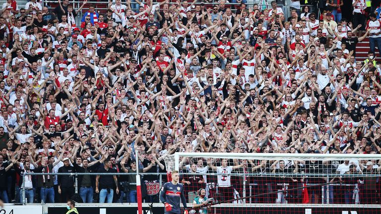VfB Stuttgart - TSG 1899 Hoffenheim: Beim VfB sind momentan bis zu 25.000 Zuschauer zugelassen. Für das Landesduell mit der TSG gilt die 3G-Regelung. Welche Regelung gelte, werde vor jedem Heimspiel neu überprüft, teilte ein Sprecher mit. 