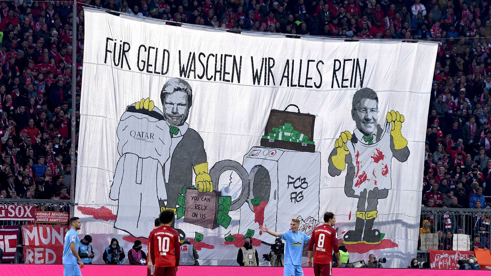 FC Bayern News Fans greifen Oliver Kahn und Herbert Hainer mit Plakat