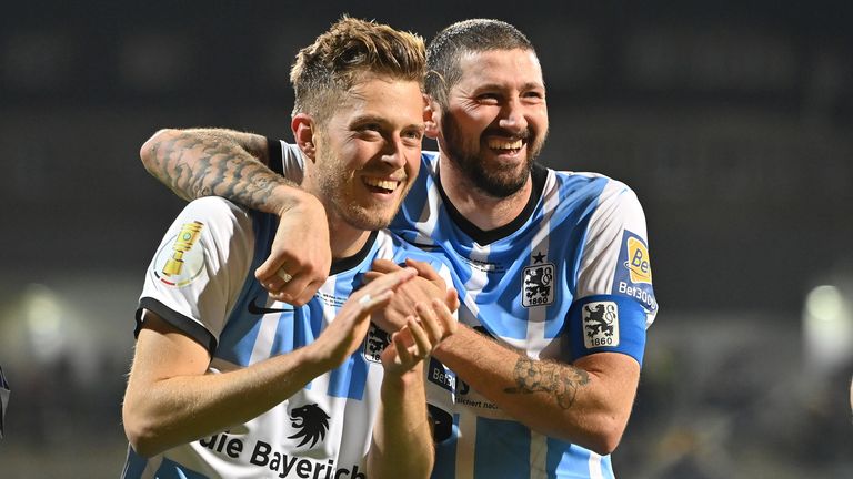 Marius Willsch und Sascha Mölders laufen demnächst in dem Weihnachtstrikot auf.