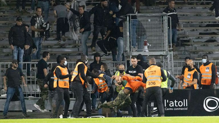 Angers SCO - Olympique Marseille: Am 22. September gibt es in Angers große Tumulte: Platzsturm, Schlägereien und Pyrotechnik. Das Spiel muss für eine längere Zeit unterbrochen werden.