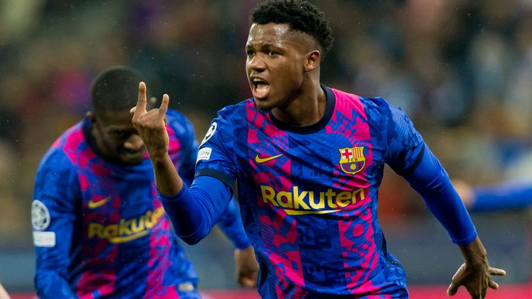 Ansu Fati feiert seinen Siegtreffer in Kiew mit der typischen  Jubelgeste seines Teamkollegen Sergio Agüero.