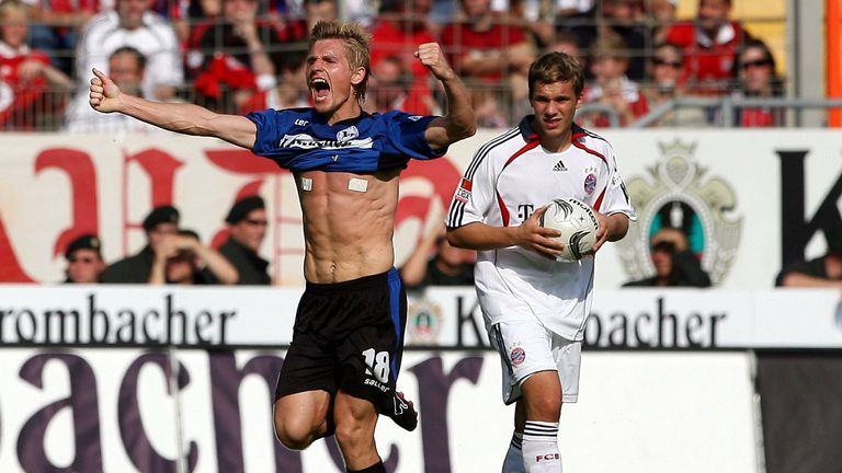 Artur Wichniarek (vorne) jubelt über seinen Treffer beim 2:1-Heimsieg von Arminia Bielefeld gegen den FC Bayern München in der Bundesligasaison 2006/07.