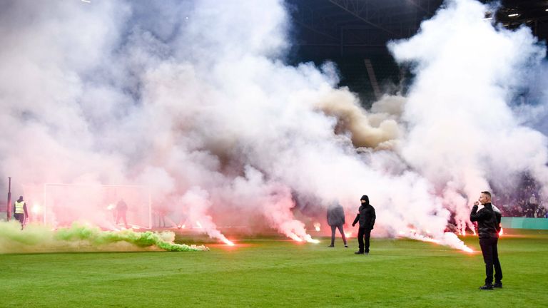 AS Saint-Etienne - Angers SCO: Am 22. Oktober beginnt das Ligue-1-Duell mit 60 Minuten Verspätung. Die Heimfans werfen vor Anpfiff Feuerwerkskörper auf das Spielfeld. Einige Anhänger stürmen auf den Platz und zerschneiden die Tornetze.