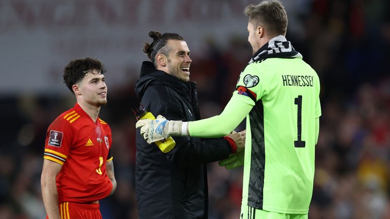 WALES: 1958 schied man im Viertelfinale mit 1:0 bei der WM aus. Seitdem gab es keine weitere Teilnahme. Gareth Bale und Co. werden wohl alles daran setzen, um nach 64 Jahren auf die WM-Bühne zurückzukehren.