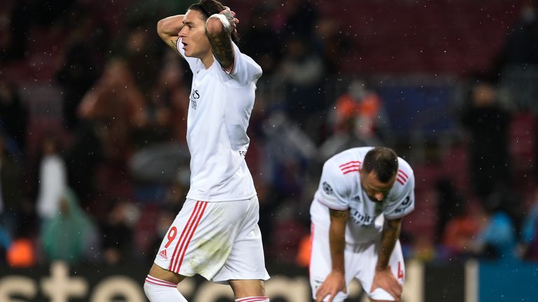 Enttäuschung bei Benficas Haris Seferovic (rechts) und Darwin Nunez nach Abpfiff im Camp Nou.