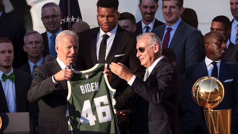 US-Präsident Joe Biden empfängt die Milwaukee Bucks.