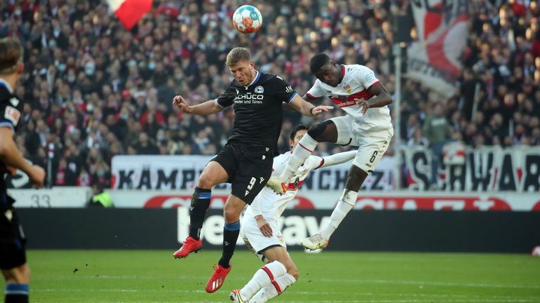 Gewonnene Kopfballduelle: Platz 1: Fabian Klos, Bielefeld, 69 Kopfballduelle – auf Platz zwei folgt Höler (Freiburg) mit 50 gewonnenen Luftduellen…