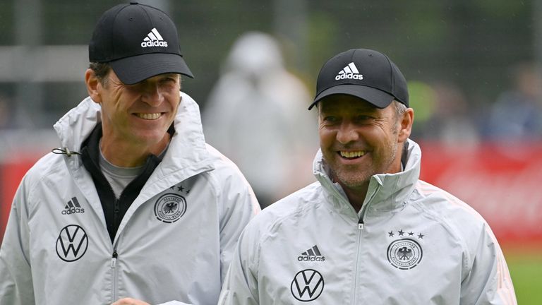Oliver Bierhoff (l.) und Hansi Flick (r.) wollen die deutsche Nationalmannschaft wieder dauerhaft in die Weltspitze führen. 