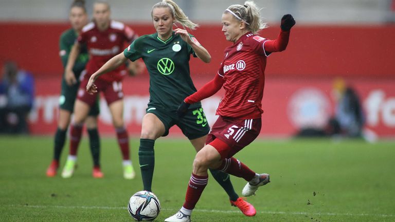 Im Gipfeltreffen zwischen den Frauen des VfL Wolfsburg und dem FC Bayern München haben die Wölfinnen den Meister von der Tabellenspitze gedrängt.