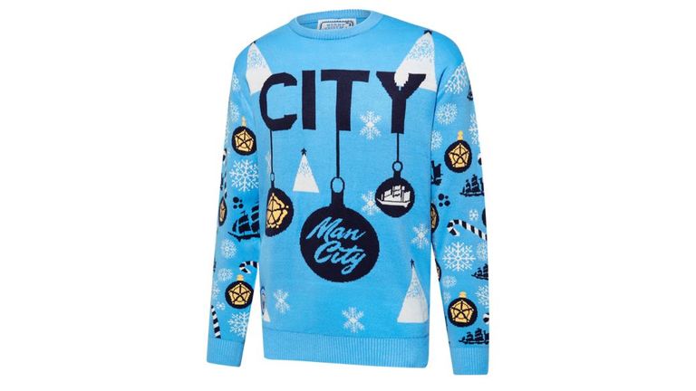 Manchester City: Bei den Citizens prangen viele Christbaumkugeln auf dem Sweater. Diese zeigen dann noch mal vereinsbezogene Muster oder Schriftzüge. Natürlich ist der Pulli auch im Hellblau des Klubs gehalten. (Quelle: City Fanshop)