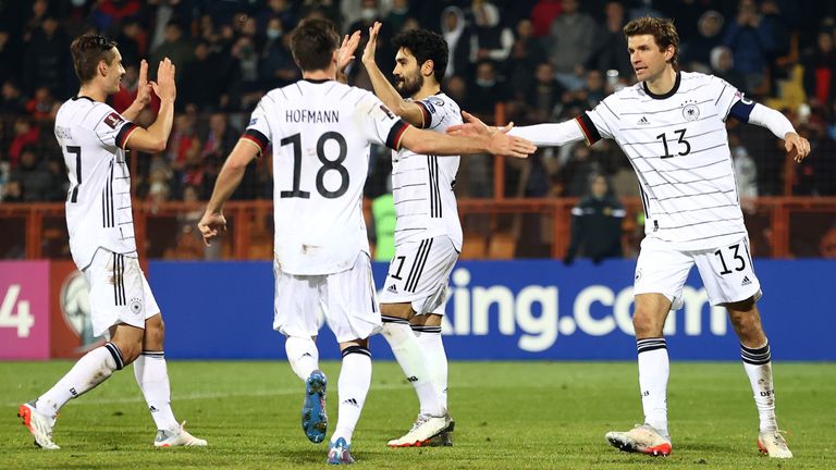 Die deutsche Nationalmannschaft feiert einen Sieg gegen Armenien.