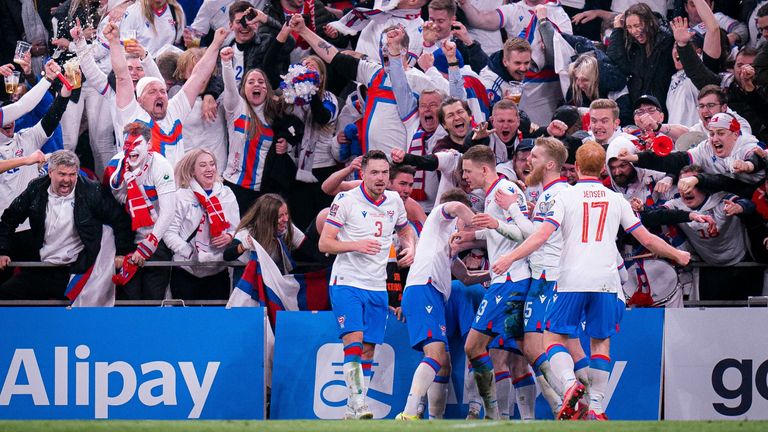 Jubel bei der Nationalmannschaft der Färöer-Inseln nach ihrem Treffer in Kopenhagen gegen Dänemark.