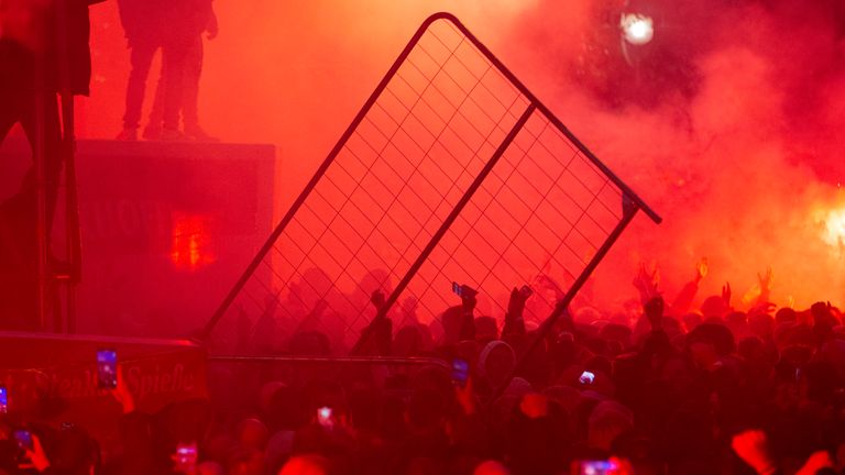 Anhänger von Ajax greifen vor dem Spiel beim BVB die Dortmunder Polizei an.