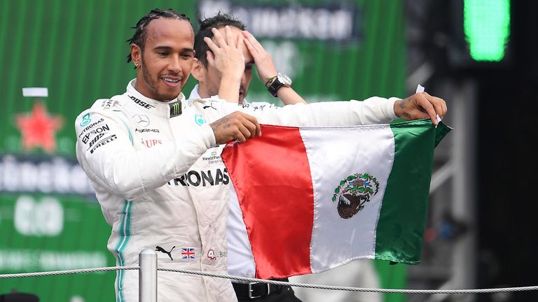 Lewis Hamilton feiert seinen Sieg 2019 mit der mexikanischen Flagge.