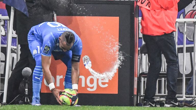 Marseilles Dimitri Payet wird in Lyon von einer gefüllten Wasserflasche am Kopf getroffen.