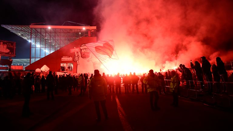 Die Fußball-Vereine müssen weiterhin für störende Fans Geldstrafen bezahlen.