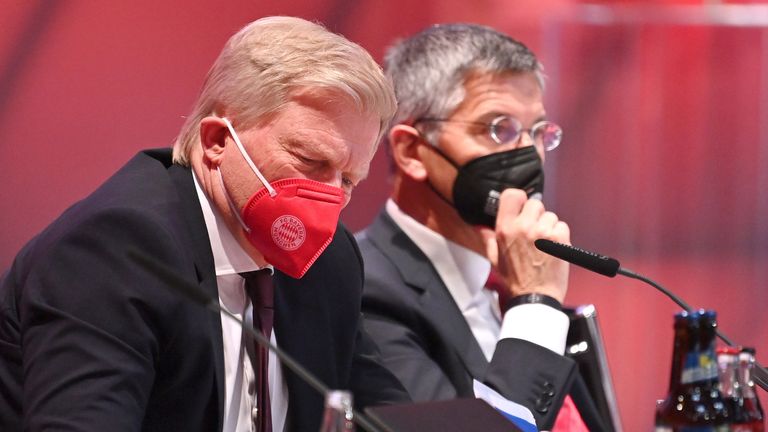 Die Bayern-Bosse um Präsident Herbert Hainer (rechts) und CEO Oliver Kahn machen am 25. November 2021 keine gute Figur. Besonders beim Thema Katar-Sponsoring lassen sie sich auf keinen Diskurs mit den Mitgliedern ein.