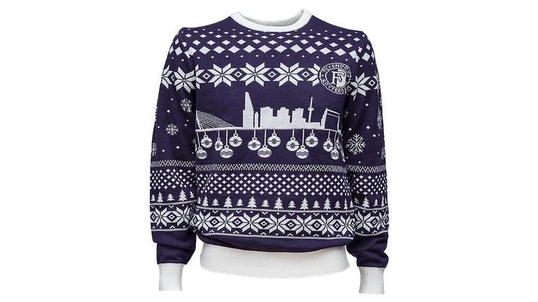 Feyenoord Rotterdam: Christbaumkugeln unter der Skyline? Das gibt´s in Rotterdam. Ansonsten ist der Sweater in Blau und Grau nicht besonders strahlend. (Quelle: Rotterdam Fanshop)