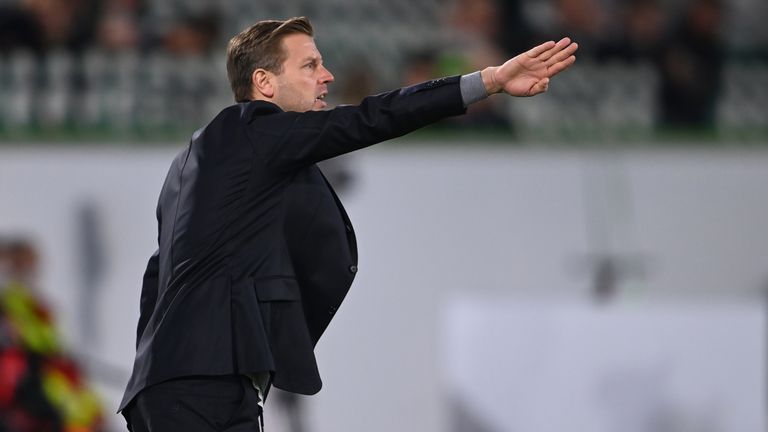 VfL-Trainer Florian Kohfeldt wechselt in der Schlussphase gegen Salzburg Jerome Roussillon, Renato Steffen und Kevin Mbabu ein, die allesamt den Sieg mit über die Zeit bringen.