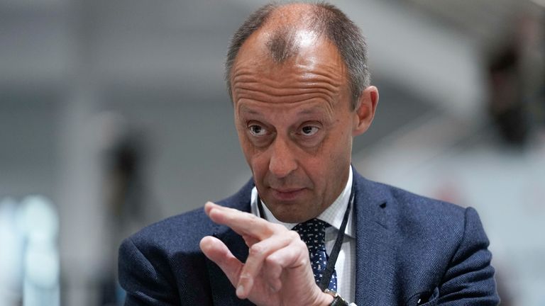 Friedrich Merz fordert ein Berufsverbot für ungeimpfte Fußballprofis.
