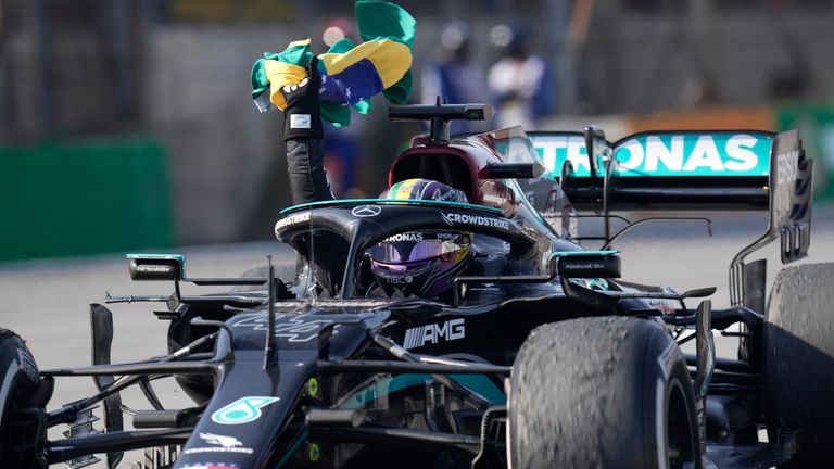 Lewis Hamilton könnte nun auch noch sein Sicherheitsgurt Ärger einhandeln. 