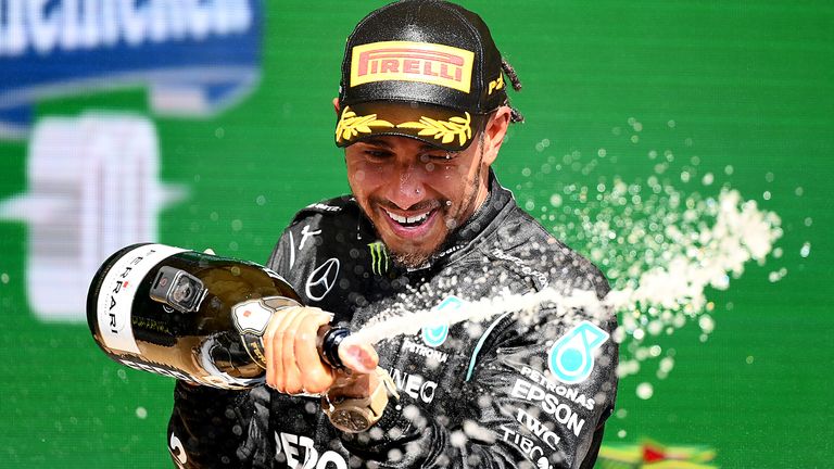 Lewis Hamilton feiert den Mercedes-Erfolg in Brasilien.